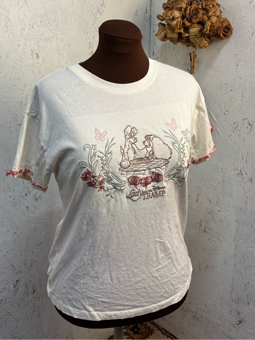 Disney BoxLunch Lady And the Tramp Embroidered Ribbon Tee White Medium